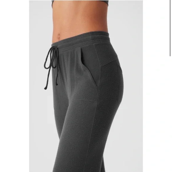 ❌SOLD❌NWT Alo Yoga Soho Sweatpant in Anthracite Gray Size XXS - Picture 2 of 6